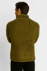 Buzo de polar color verde militar, con cuello alto y cierre frontal parcial.