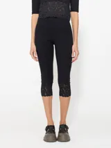 Calza biker negra de algodón con lycra y detalle de puntilla en el ruedo.