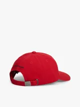 Gorra de béisbol Tommy Jeans de color rojo, confeccionada en sarga de algodón con efecto lavado. Presenta un parche ondulado con el logo de la marca en el frente y visera curva con costuras texturizadas.