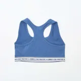 Top deportivo blanco con rayas horizontales rojas y top deportivo azul con estampado de la ciudad de Venice Beach, California. Ambos tops tienen espalda deportiva.