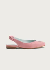 Ballerinas destalonadas de gamuza en combinación de colores rosado y verde militar, con punta fina, suela plana de cuero y tira elástica fruncida en el talón.