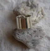 Anillo ancho de alpaca color plateado, con terminación pulida.