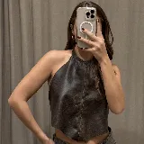 Top halter de cuero plateado con acabado metalizado, diseño estructurado con costura central vertical y bajo en punta.