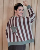 Buzo tostado de corte holgado con cuello redondo y manga larga. Presenta una estrella blanca estampada en la espalda y ribete marrón en cuello y ruedo.