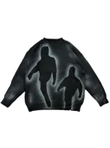 Buzo de punto negro con diseño estampado de siluetas humanas en gris difuminado, de cuello redondo y corte regular.