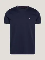 Remera azul marino de corte slim, confeccionada en tejido interlock de algodón elástico. Tiene cuello redondo y logo de Tommy Hilfiger bordado en el pecho.