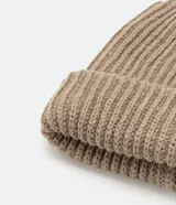 Gorro de lana acrílica negro con textura acanalada y borde plegado.