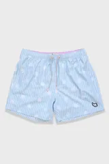 Short de baño celeste con rayas verticales blancas y estampado de soles blancos.