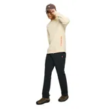 Buzo beige de corte clásico, cuello redondo y mangas largas. Presenta el logo de la marca Merrell estampado verticalmente en color naranja en la manga derecha.