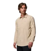 Camisa de manga larga Columbia en color beige, confeccionada en tejido técnico con tecnología Omni-Shade y Omni-Wick. Presenta cuello clásico, cierre frontal con botones y dos bolsillos frontales con solapa.