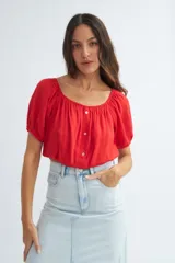 Blusa roja con escote cuadrado, mangas cortas abullonadas y cierre frontal con botones.