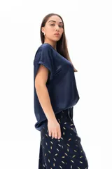 Blusa azul de viscosa con escote redondo y mangas cortas.