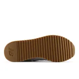 Championes urbanos New Balance modelo 574, color gris claro con detalles en blanco y violeta, confeccionados en gamuza y malla, con logo "N" característico en los laterales, plataforma alta y entresuela ENCAP.