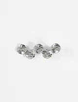 Broche plateado con cinco círculos texturados en relieve.