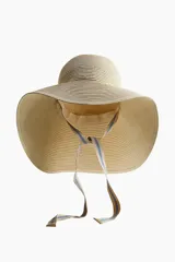 Sombrero de paja de papel trenzada, modelo de ala ancha con cintas de algodón a rayas para atar bajo el mentón.