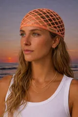 Gorro tejido en red color beige con sutiles destellos.