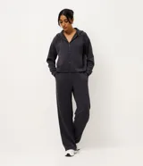 Pantalón deportivo recto texturizado Get Over, color gris oscuro, con cintura ajustable y bolsillos funcionales.