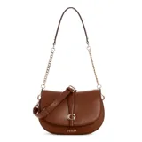 Cartera bandolera Guess modelo Carrie de color marrón, con solapa frontal, detalle de tira con hebilla y logo metálico dorado. Cuenta con asa corta de cadena y tiras de cuero sintético.