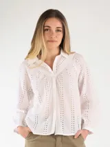 Blusa negra de broderie, con mangas largas abullonadas y cierre frontal de botones.