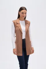 Chaleco largo de corte recto y diseño abierto, con solapas clásicas y bolsillos laterales. Confeccionado en poliéster, presenta una caída fluida y un estilo versátil ideal para superposiciones.