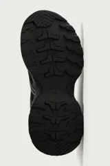 Zapatilla deportiva tipo running de color negro, confeccionada en una combinación de piezas de malla y material sintético. Presenta un diseño con cordonera curvada y una suela de volumen con diseño irregular.
