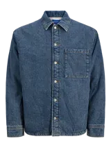 Camisa de denim azul de manga larga con fit oversize, cuello camisero, puños abotonados y bolsillo en el pecho. Presenta un lavado rinse que aporta un acabado limpio y suave.