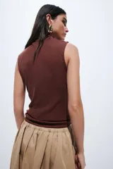 Top sin mangas de punto fino con cuello alto y diseño liso.