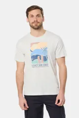 Remera de manga corta color gris con estampado de paisaje costero con palmeras y tablas de surf.
