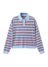 Jersey de punto a rayas horizontales celestes, rojas y blancas, con cuello polo y cierre frontal de botones.
