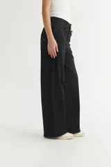 Pantalón de jean negro de corte recto y tiro alto.