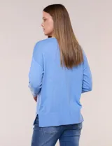 Buzo tejido en hilado fino marca Ninety, color rosado, de manga larga con terminación en punto rib, escote redondo, costura central con pespunte en delantera y espalda, ruedo ancho y tajos laterales.