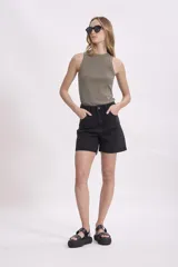 Bermuda de jean negro con efecto desgastado, tiro alto y corte recto.