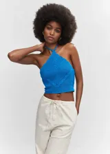 Top de crochet color azul, con diseño crop, cuello halter y cierre de lazo fino en el cuello.