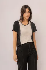 Pantalón de lino color beige, de corte recto, con bolsillos laterales y traseros.