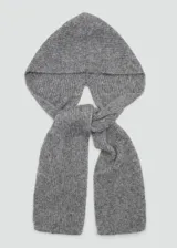 Bufanda de tejido de punto en color gris melange, con diseño rectangular y textura suave.
