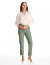 Pantalon de corte slim fit en color verde, confeccionado en tejido tecnico de alta densidad. Presenta una pretina ancha elastizada de estilo pull-on, sin cierres ni botones, y cuenta con cinco bolsillos funcionales.