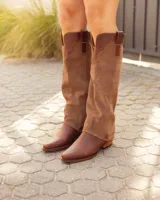 Bota alta de cuero y gamuza color marrón, con diseño 2 en 1 que incluye estribo desmontable, taco cuadrado y punta cuadrada.