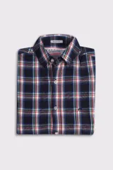 Camisa de manga corta con estampado de cuadros en tonos azul marino, blanco, rojo y verde. Presenta cuello clásico, cierre frontal con botones y logo bordado en el pecho.