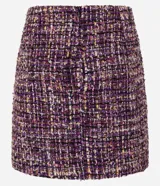 Minifalda de tweed con estampado de cuadros en tonos borgoña, blanco y negro.