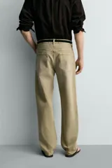 Pantalón de jean estilo straight fit, de corte recto y tiro medio, con efecto lavado en color gris oscuro. Cuenta con diseño clásico de cinco bolsillos y cierre frontal con botones.