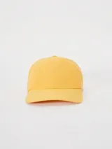 Gorro con visera de diseño clásico en color amarillo, con panel frontal estructurado y ojalillos bordados para mayor ventilación.