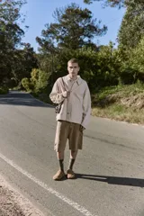 Camisa de denim color beige claro, corte amplio, cuello clásico, cierre frontal con botones y mangas largas. Confeccionada en tejido denim de sarga con acabado acid wash.