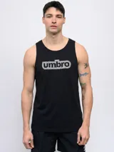 Musculosa negra con cuello redondo y sisas amplias. Estampado frontal con el logo Umbro enmarcado en un diseño de ondas blancas y negras.