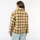 Chaqueta de tejido polar o efecto borreguito, color beige con estampado a cuadros en tono verde oliva. Presenta cuello alto con cierre de cremallera frontal.