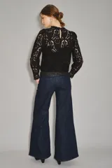 Jean oxford de tiro medio, color azul oscuro, con recortes en los laterales y tejido rígido.