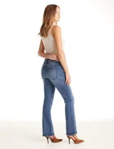 Jean bootcut azul de la marca Sound Style, con tiro medio, pierna recta y terminación bootcut. Tiene pretina con pasadores, botón y cierre, y bolsillos delanteros y traseros.