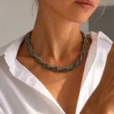 Gargantilla trenzada confeccionada con cuentas miyuki en tono plateado con efecto metalizado, diseñada con un patrón espiralado que se ajusta cómodamente al cuello.