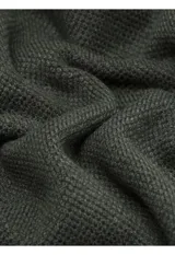 Sweater de punto color azul marino, con cuello alto y cierre frontal parcial de botones. Presenta puños y ruedo acanalados.