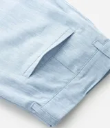 Bermuda slim de lino y algodón color beige, de corte ajustado, con trabillas para cinturón y bolsillos laterales y traseros.