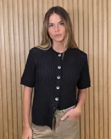 Cardigan de punto calado color negro, de manga corta, con cuello redondo y cierre frontal de botones.